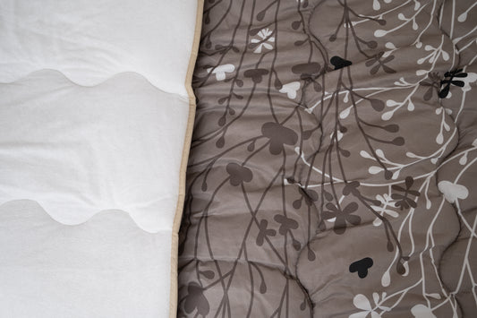 Frotir prekrivač – sivi sa cvetnim dezenom